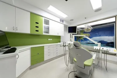 A calm treatment room with a beach mural on the window