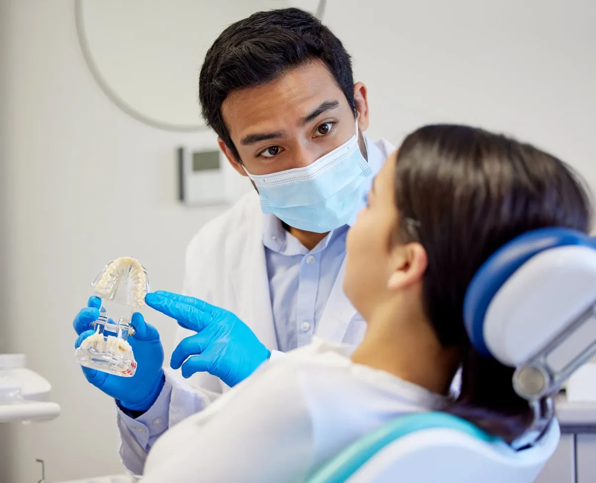 A dentist explaining wisdom teeth to a patient